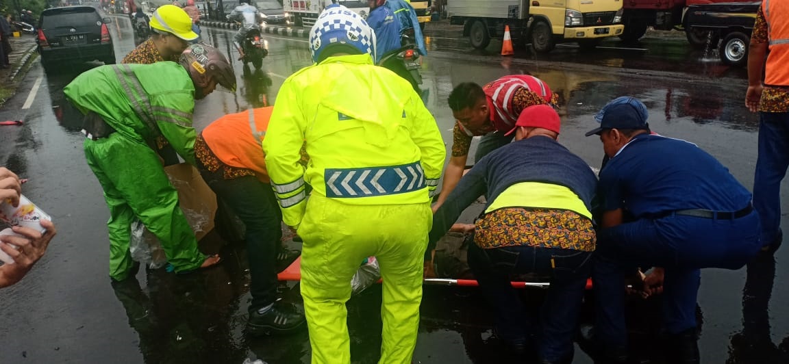 Petugas mengevakuasi kedua korban usai ditabrak mobil Innova