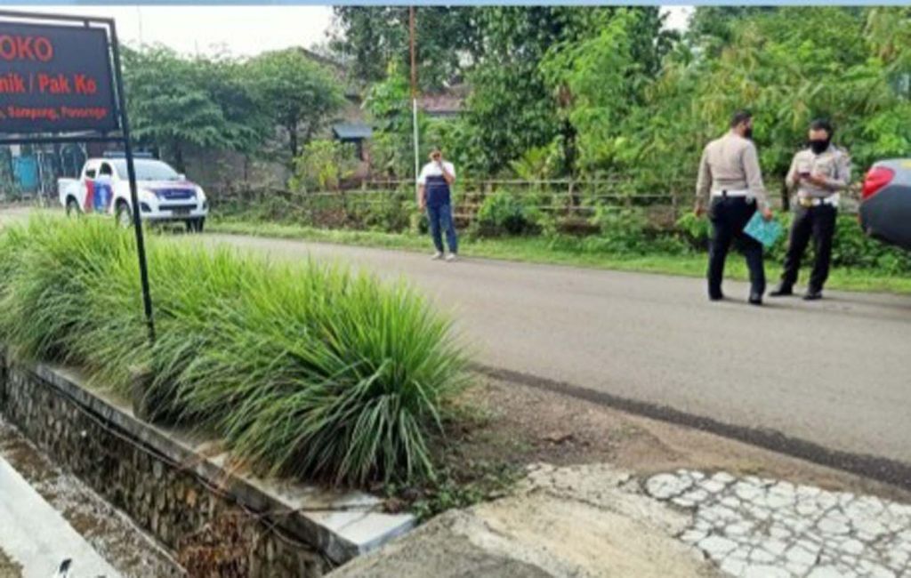 Polisi melakukan olah TKP