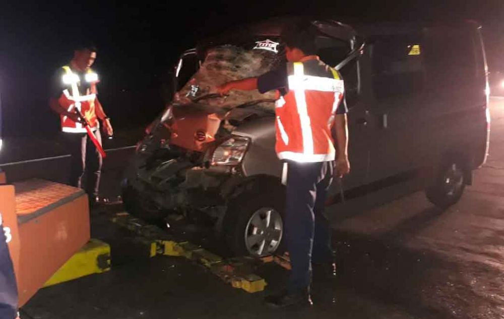 Mobil Grand Max Seruduk Kendaraan di Tol Mojokerto, 6 Luka