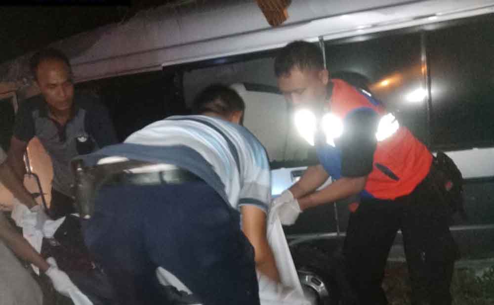 Evakuasi korban mobil Mitsubishi L300 Nopol yang tertabrak kereta api (KA) Jayabaya jurusan Jakarta - Malang