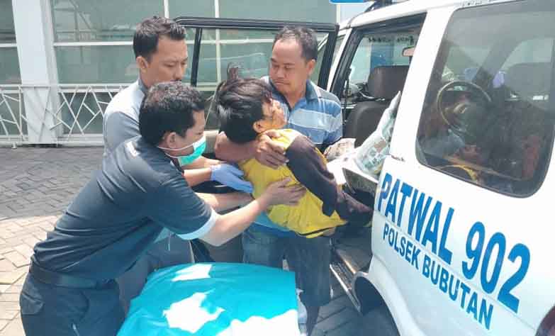 Petugas mengevakuasi korban ke rumah sakit