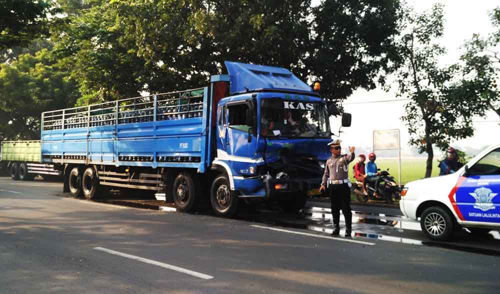 Petugas polisi mengatur arus lalu lintas di sekitar kejadian kecelakaan