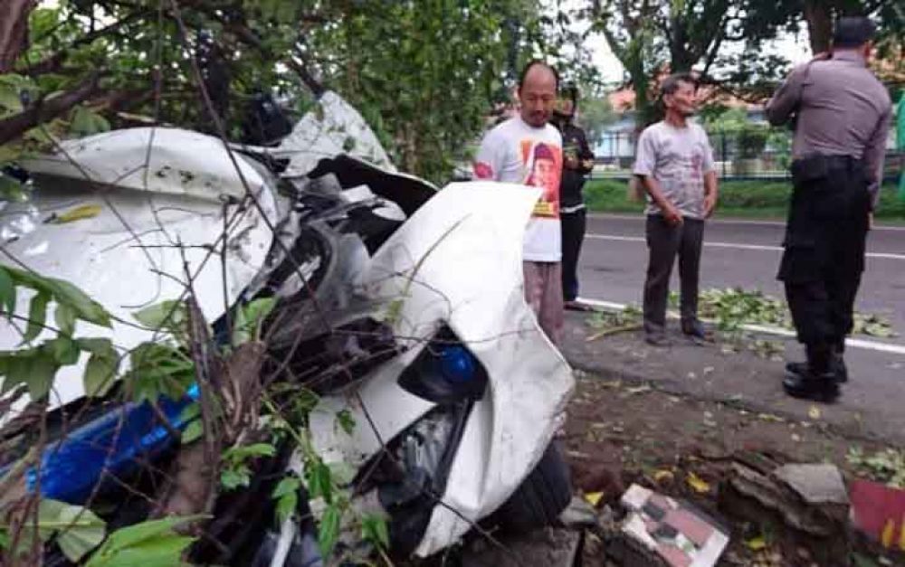 Daihatsu Xenia alami kecelakaan tunggal di Magetan