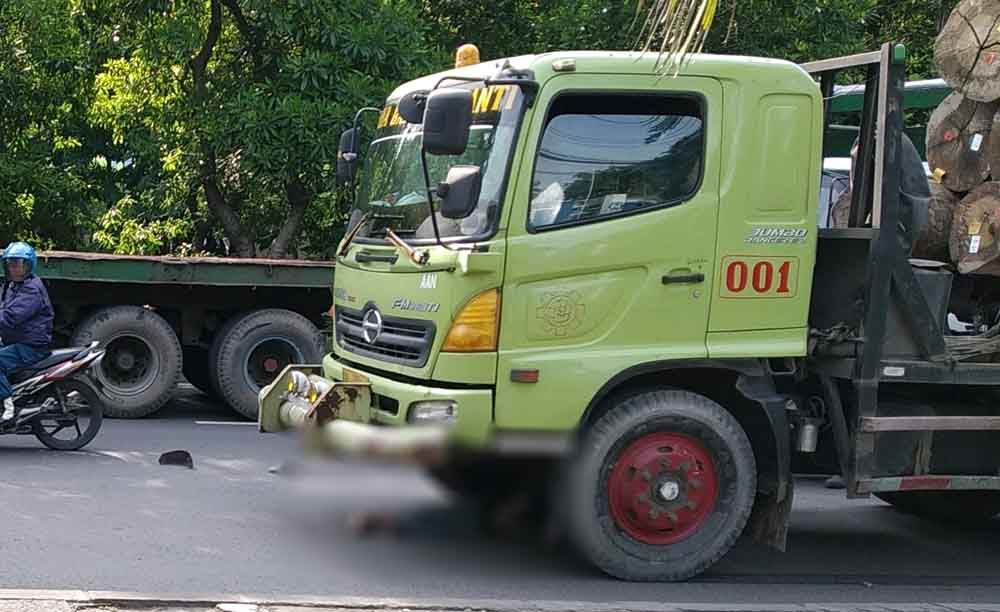 Korban di bawah truk tronton