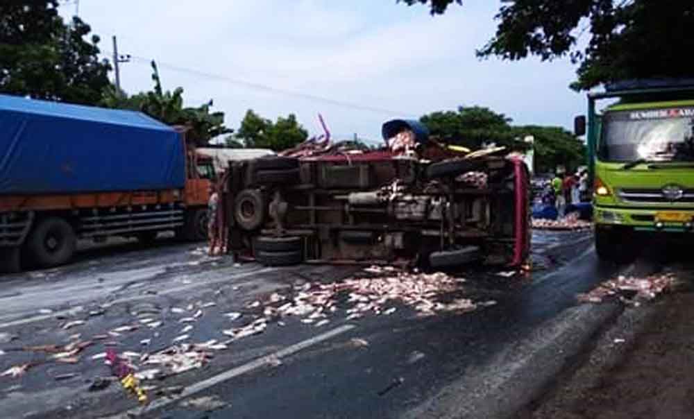 Foto truk terguling yang beredar di media sosial Facebook