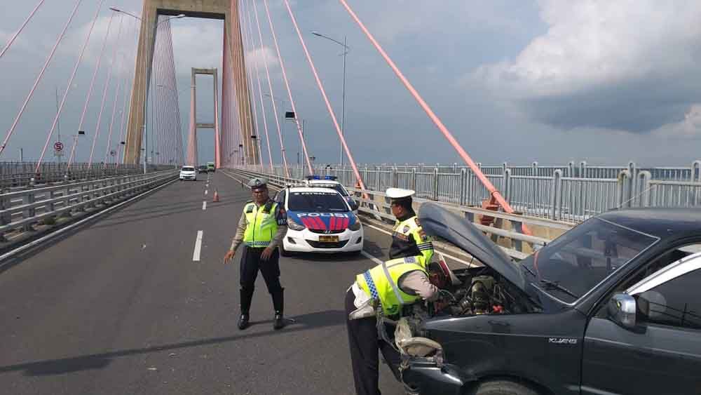 Polisi menangani laka di Suramadu