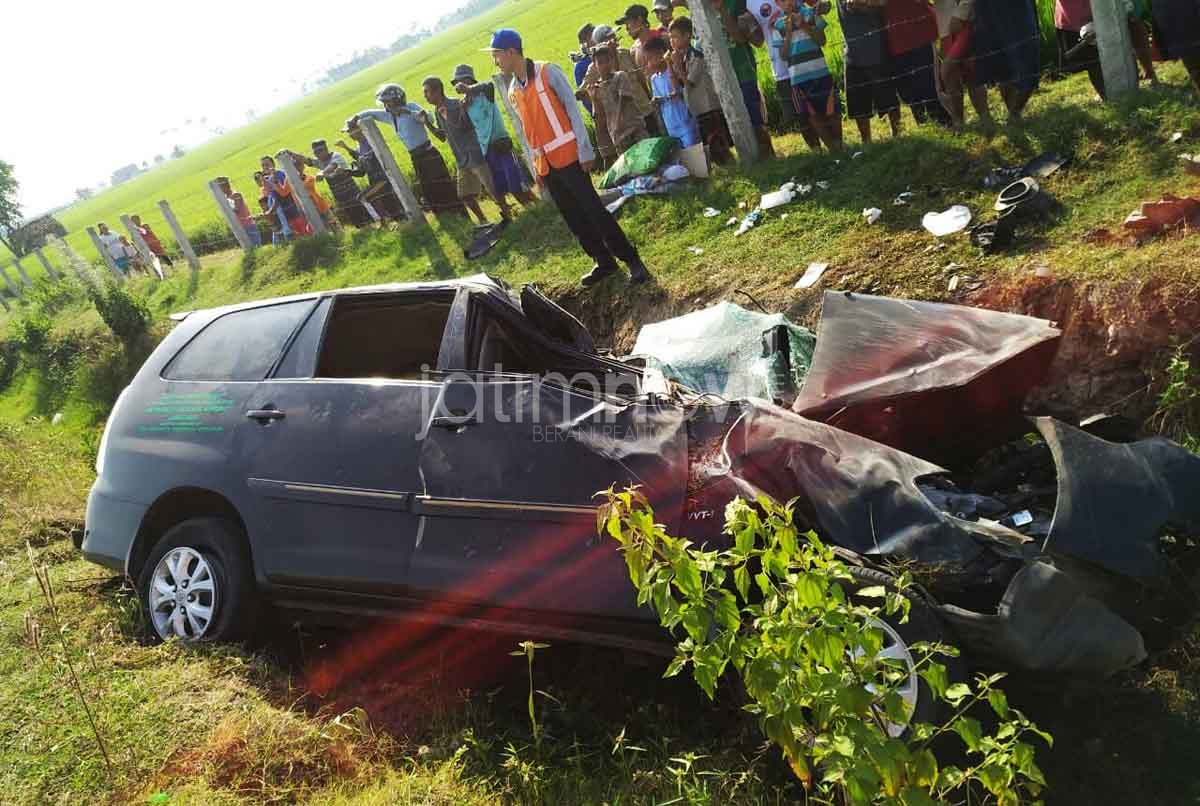 Toyota Innova yang terperosok di tol Ngawi-Wilangan