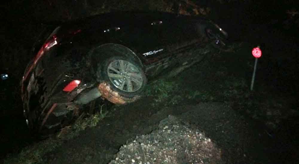 Toyota Yaris terperosok ke parit