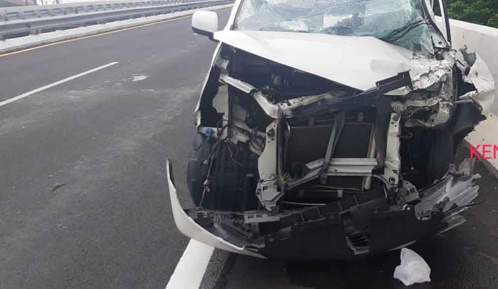 Daihatsu Xenia rusak parah di Tol Waru-Juanda
