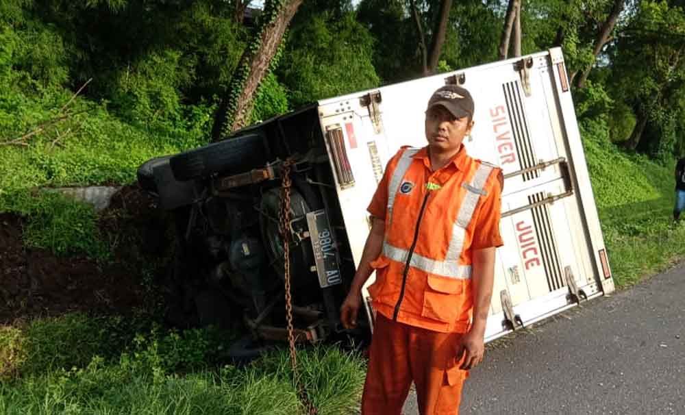 Evakuasi pikap terguling