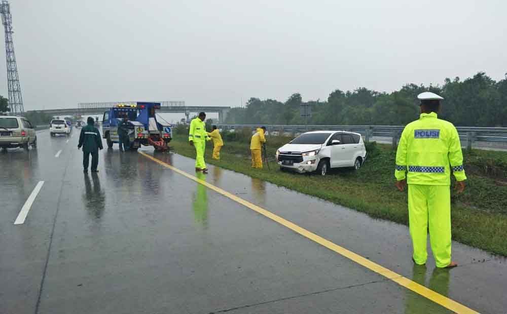 Evakuasi mobil terbalik di Tol Gempol-Pasuruan