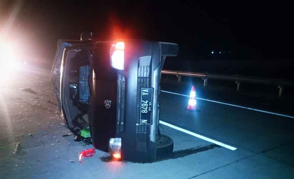 Pikap terguling di Tol Pasuruan-Probolinggo
