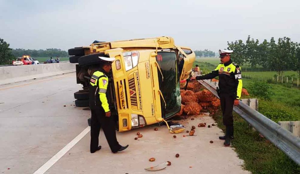 Evakuasi truk terguling di Tol Madiun