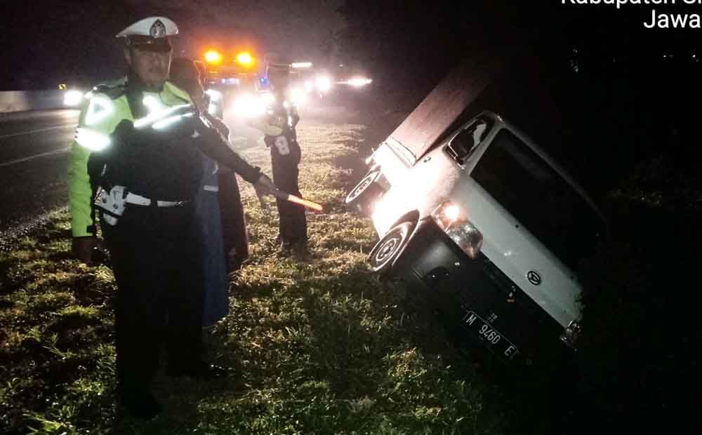Mobil pikap yang tergelincir masuk ke parit di Tol Waru