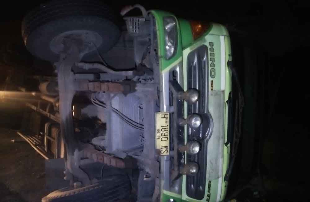 Truk tronton terguling di Tol Satelit