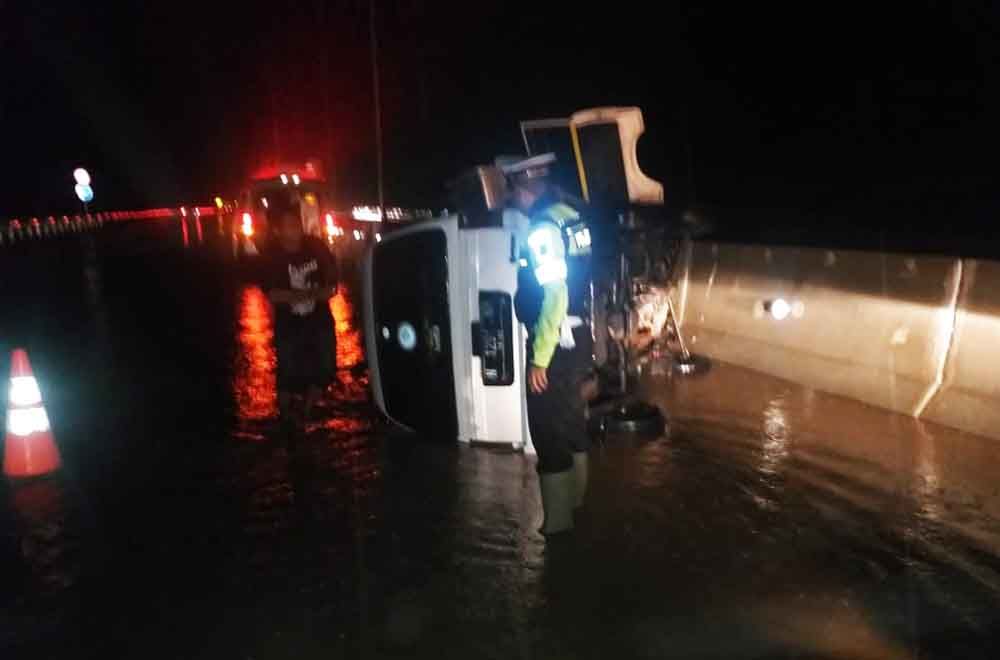 Evakuasi Suzuki Carry terguling di Tol Pasuruan-Probolinggo