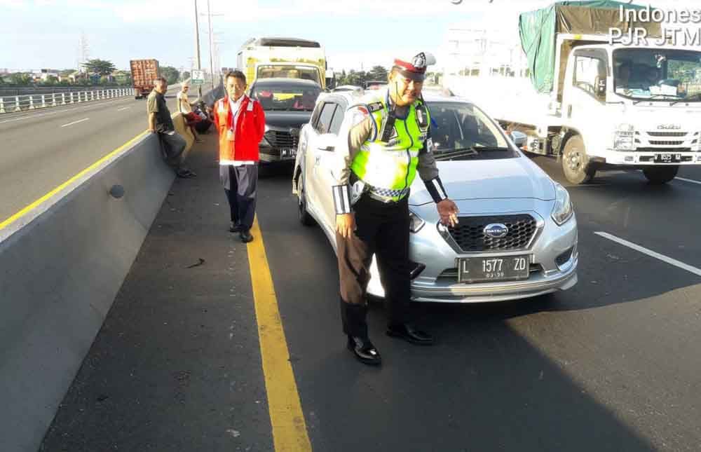 Evakuasi kecelakaan beruntun di Tol Dupak