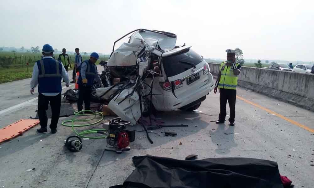 Evakuasi mobil fortuner yang menabrak truk di Tol Madiun-Nganjuk