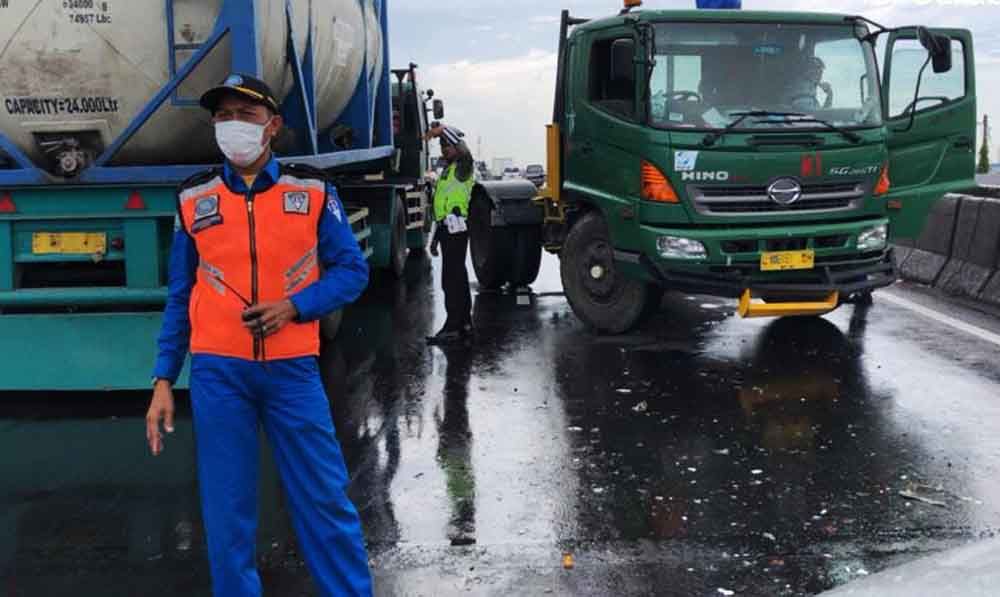 Kecelakaan di Tol Gresik, Trailer Tabrak Truk Boks