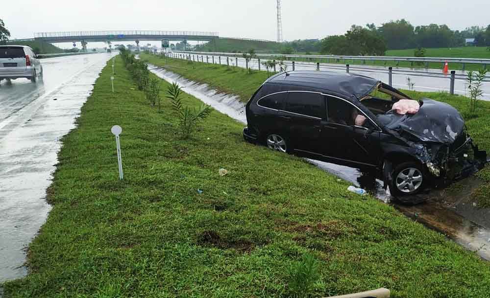 Honda CRV yang terperosok ke parit pembatas jalan Tol