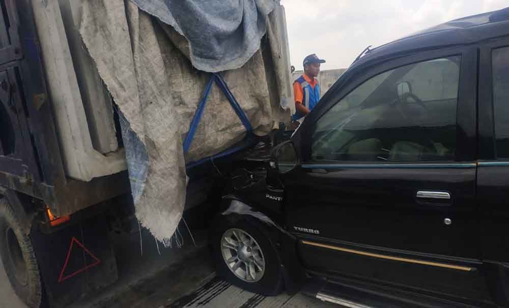 Isuzu Panther Seruduk Truk di Tol Sumo, 3 Orang Terluka