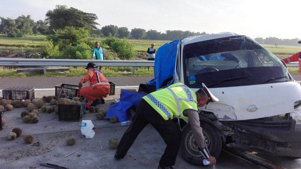 Mobil pikap yang menabrak pembatas jalan tol