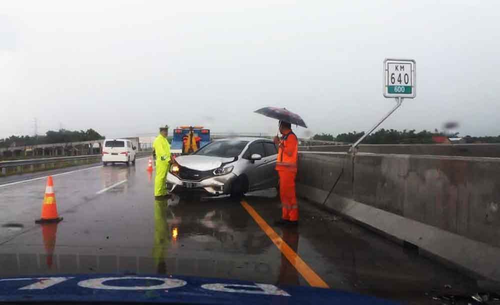 Honda Jazz Ringsek Tabrak Pembatas Jalan di Tol Madiun-Nganjuk