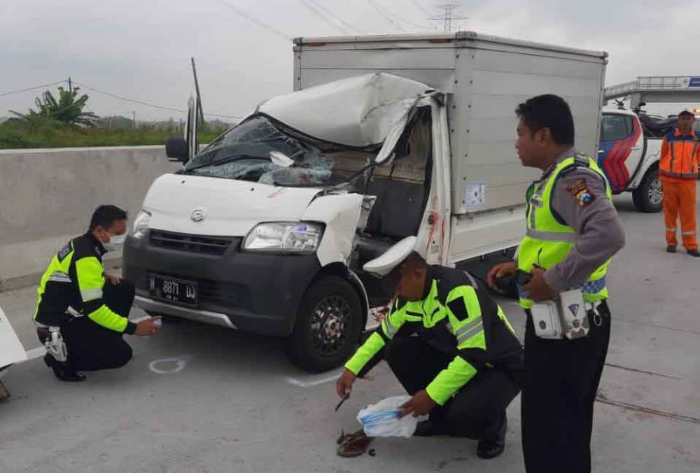 Polisi mendatangi lokasi laka di Tol Ngawi