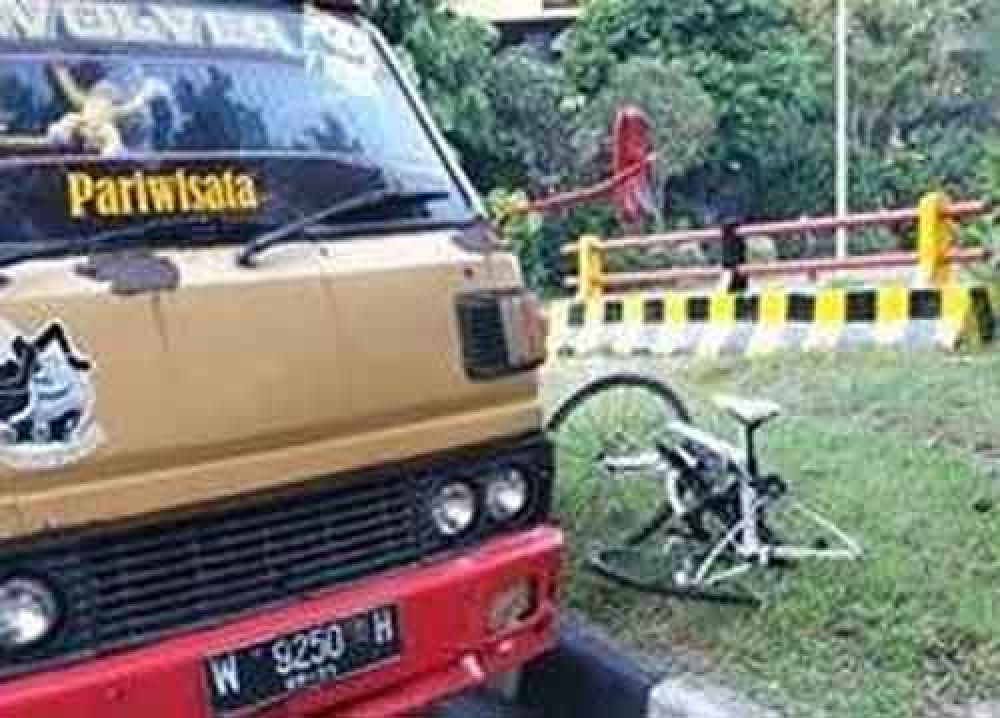 Truk usai menabrak sepeda