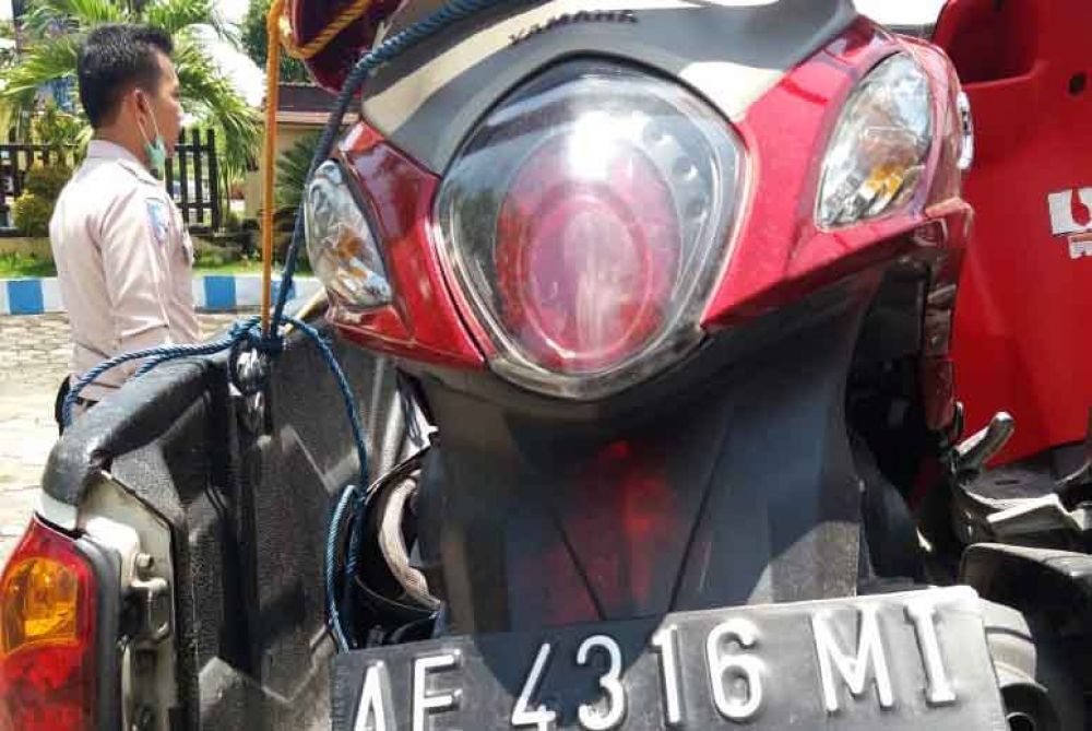 Hindari Lubang Jalan, Pengendara Motor di Ngawi Luka Parah