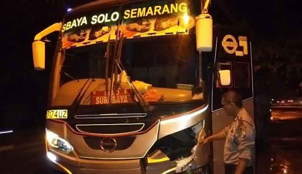 Bus Sumber Selamat bernopol W 7174 UZ yang mengalami kecelakaan 