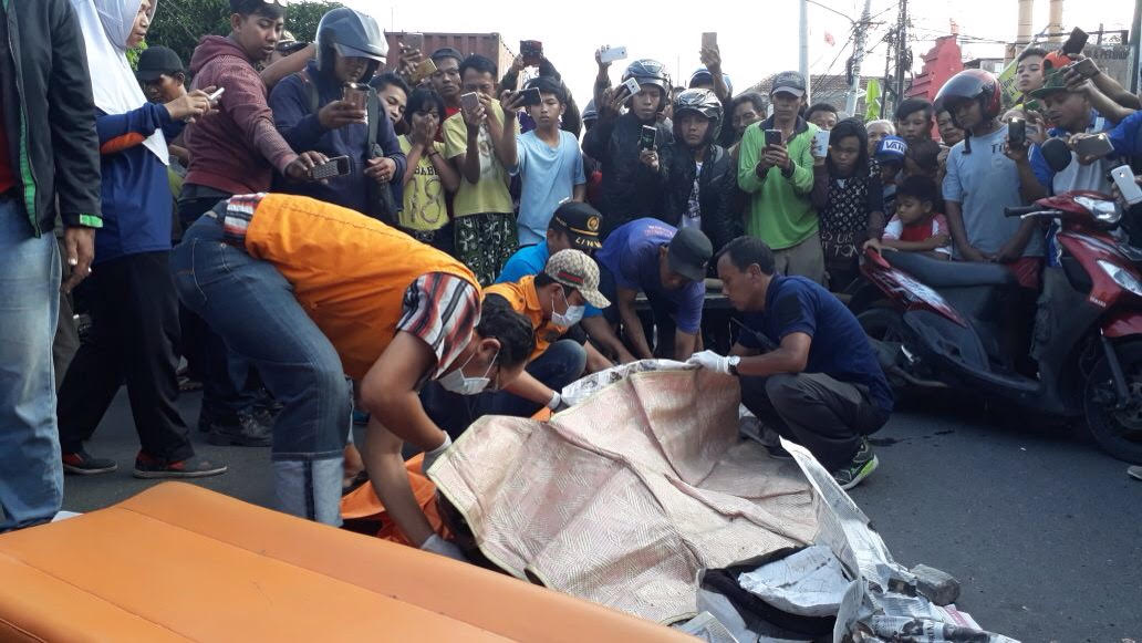 Proses evakuasi jasad korban menjadi tontonan warga.