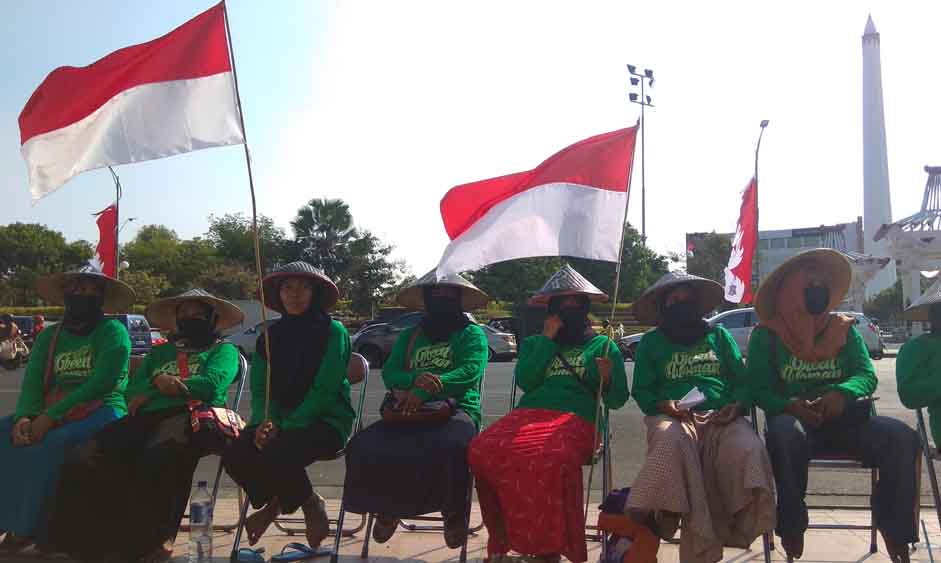 Aksi 'diam' yang digelar oleh Warga Lakardowo di depan kantor Gubernur Jatim