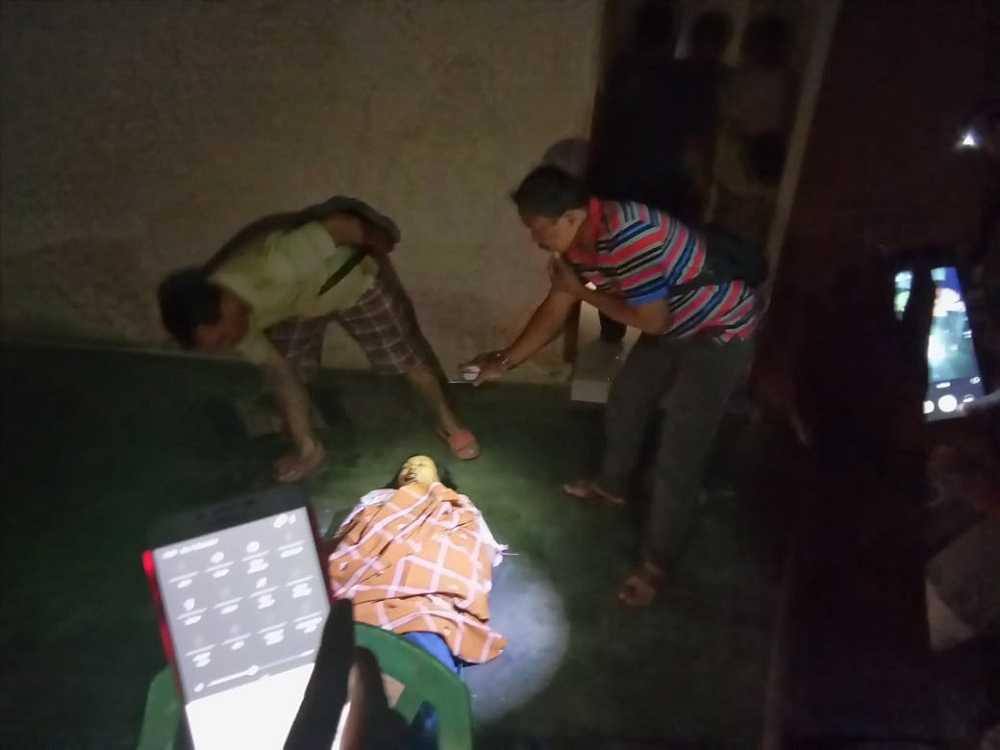 Polisi saat lakukan olah TKP terhadap korban pembunuhan ibu muda Tulungagung.