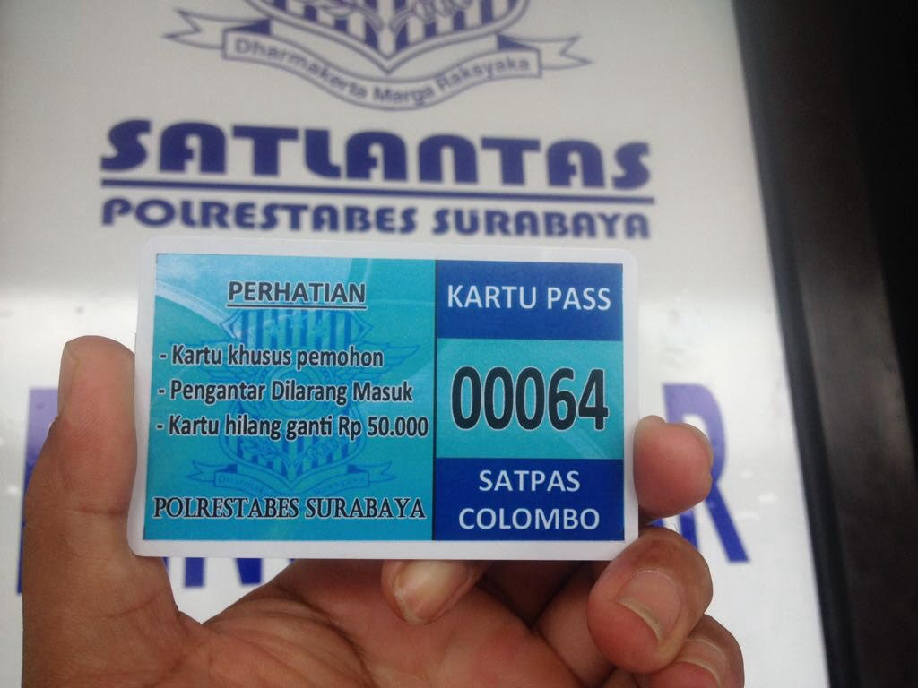 Smart card untuk pemohon SIM di Satpas Colombo Surabaya.

