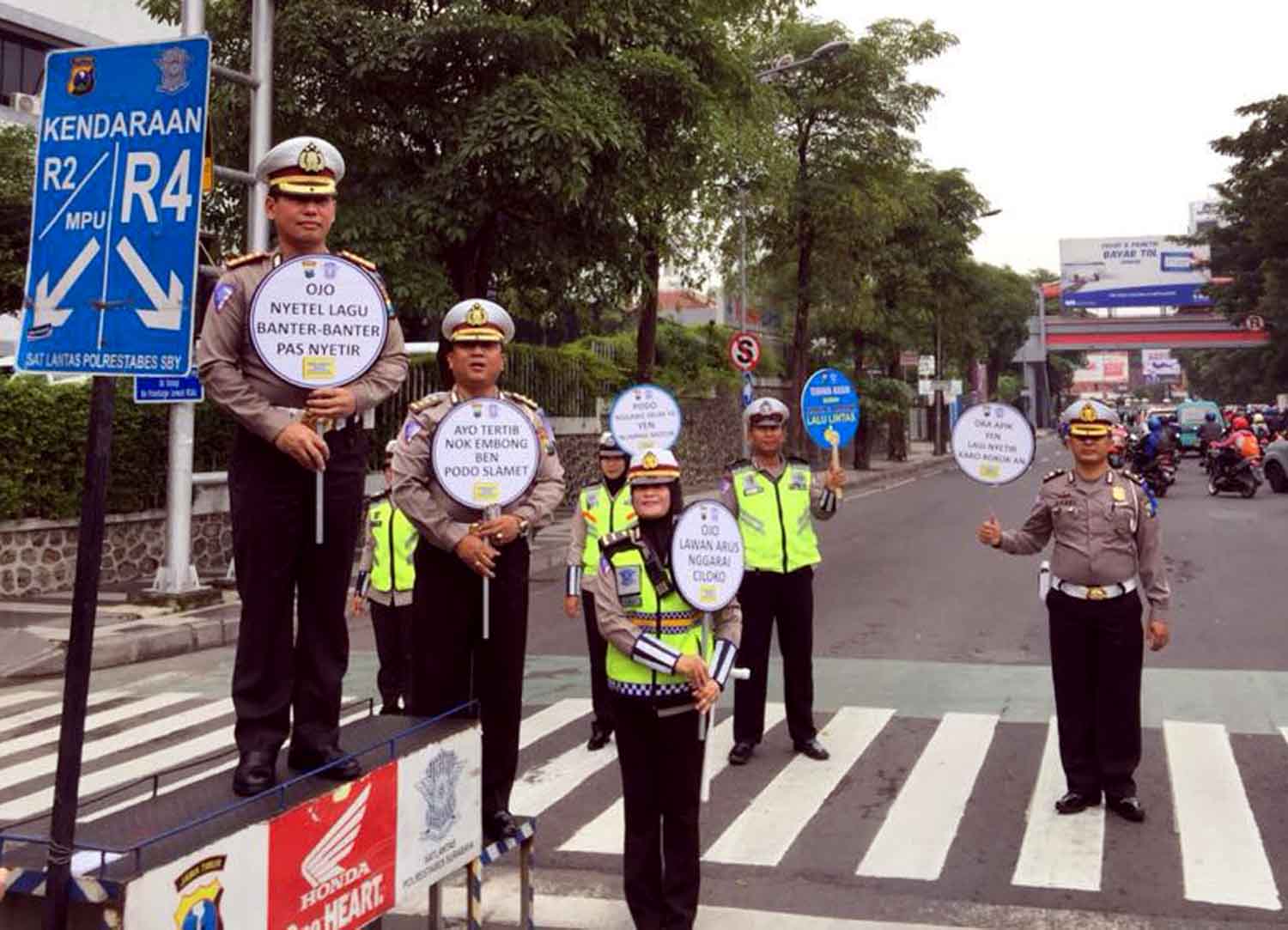 Polisi mengkampanyekan keselamatan bagi para pengendara