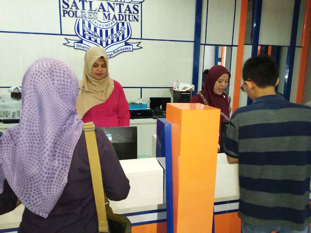 Suasanan pelayanan SIM di Madiun.