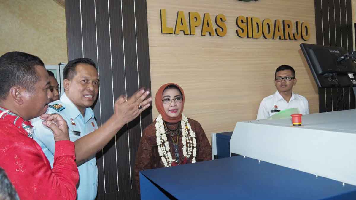 Kepala Kanwil Kemenkumham Jatim Susy Susilawati saat kunjungi Lapas Sidoarjo.