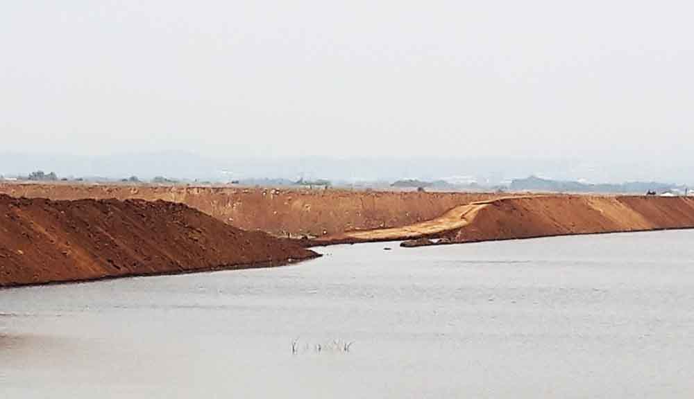 Penurunan tanggul lumpur di titik 67 di Desa Gempolsari, Tanggulangin, Sidoarjo. Foto: Arry Saputra/jatimnow.com