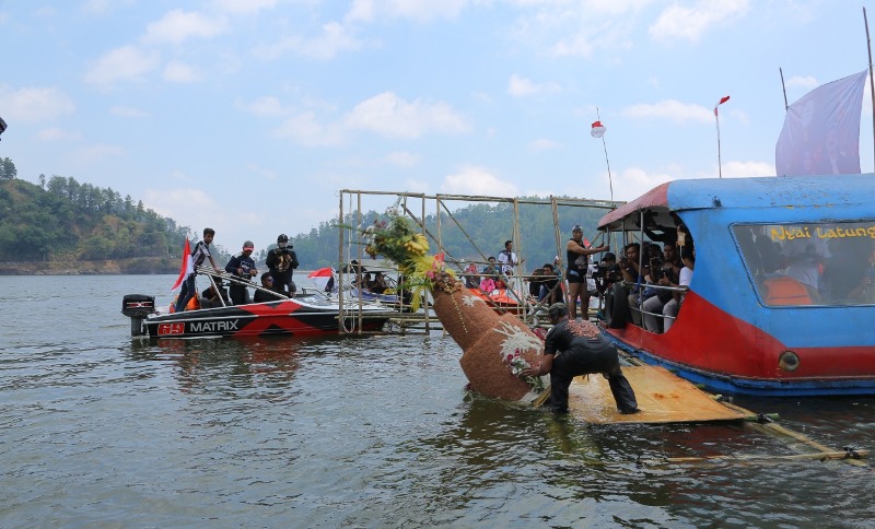 Tumpeng 'raksasa' atau Tumpeng Agung saat dilepas di 
tengah Telaga Ngebel, Selasa (11/9/2018).
