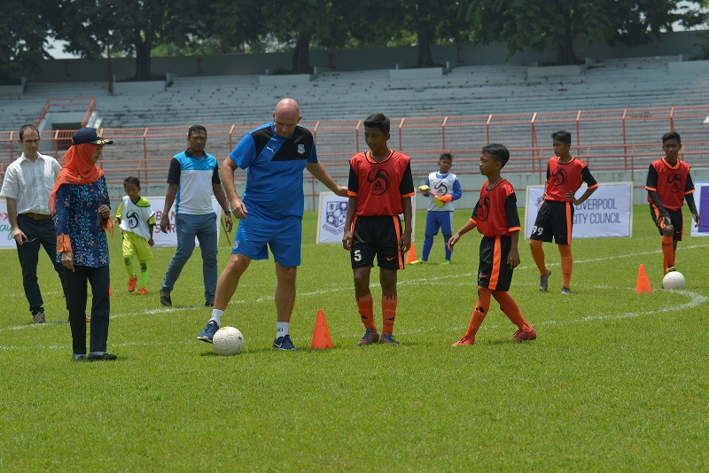 Pelatih Transmere Rovers FC saat melatih anak-anak Surabaya
