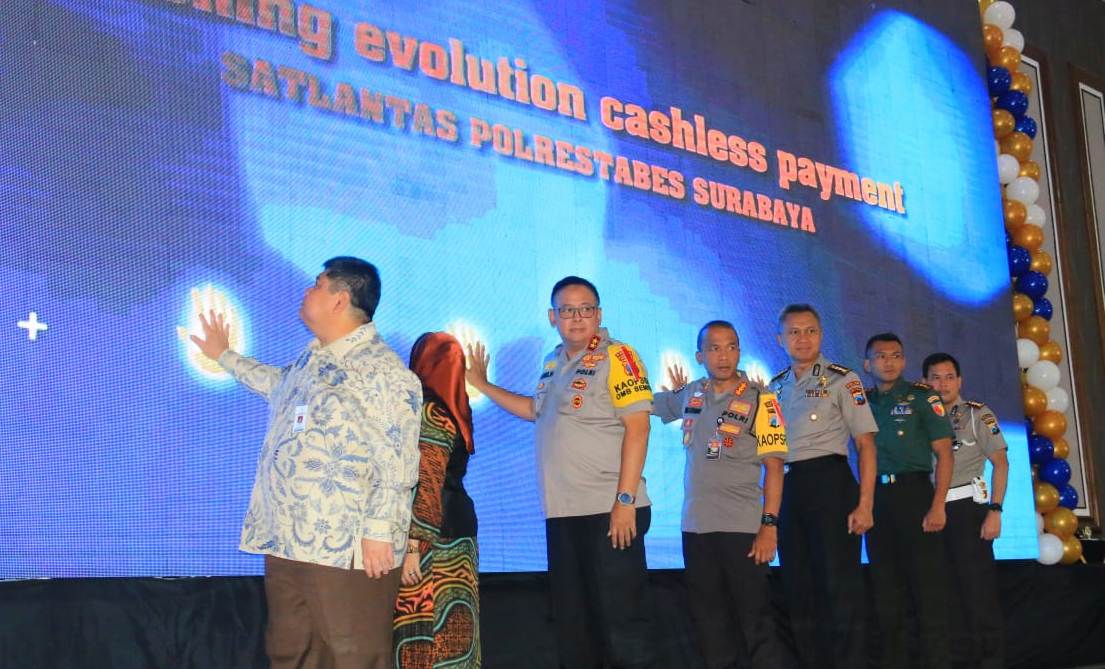 Proses launching aplikasi Evolution Cashless Payment (ECP) di Mapolrestabes Surabaya