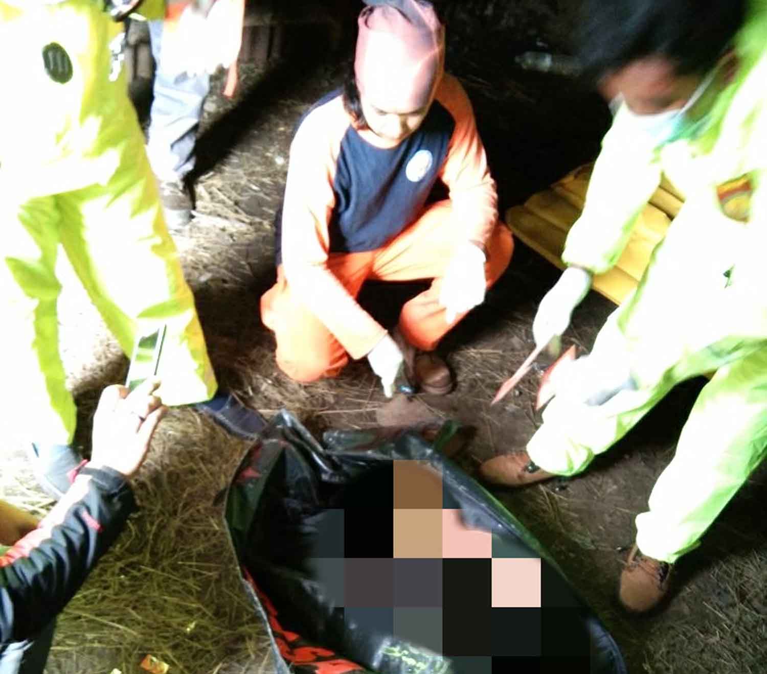 Proses evakuasi jenazah pendaki Gunung lawu.