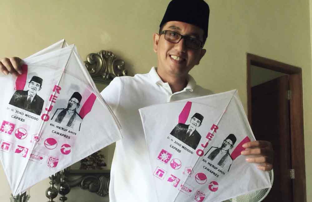 Bendahara tim sukses pemenangan Jokowi-Ma'ruf Kota Probolinggo, Zulfikar Imawan menunjukkan layang-layang yang akan dibagikan