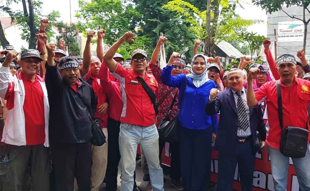 Aksi demonstrasi karyawan PT Kertas Leces di Pengadilan Negeri Niaga