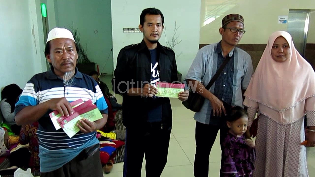 Kondisi penumpang yang tertahan di Pelabuhan Tanjung Perak Surabaya./Foto: Narendra Bakrie.

