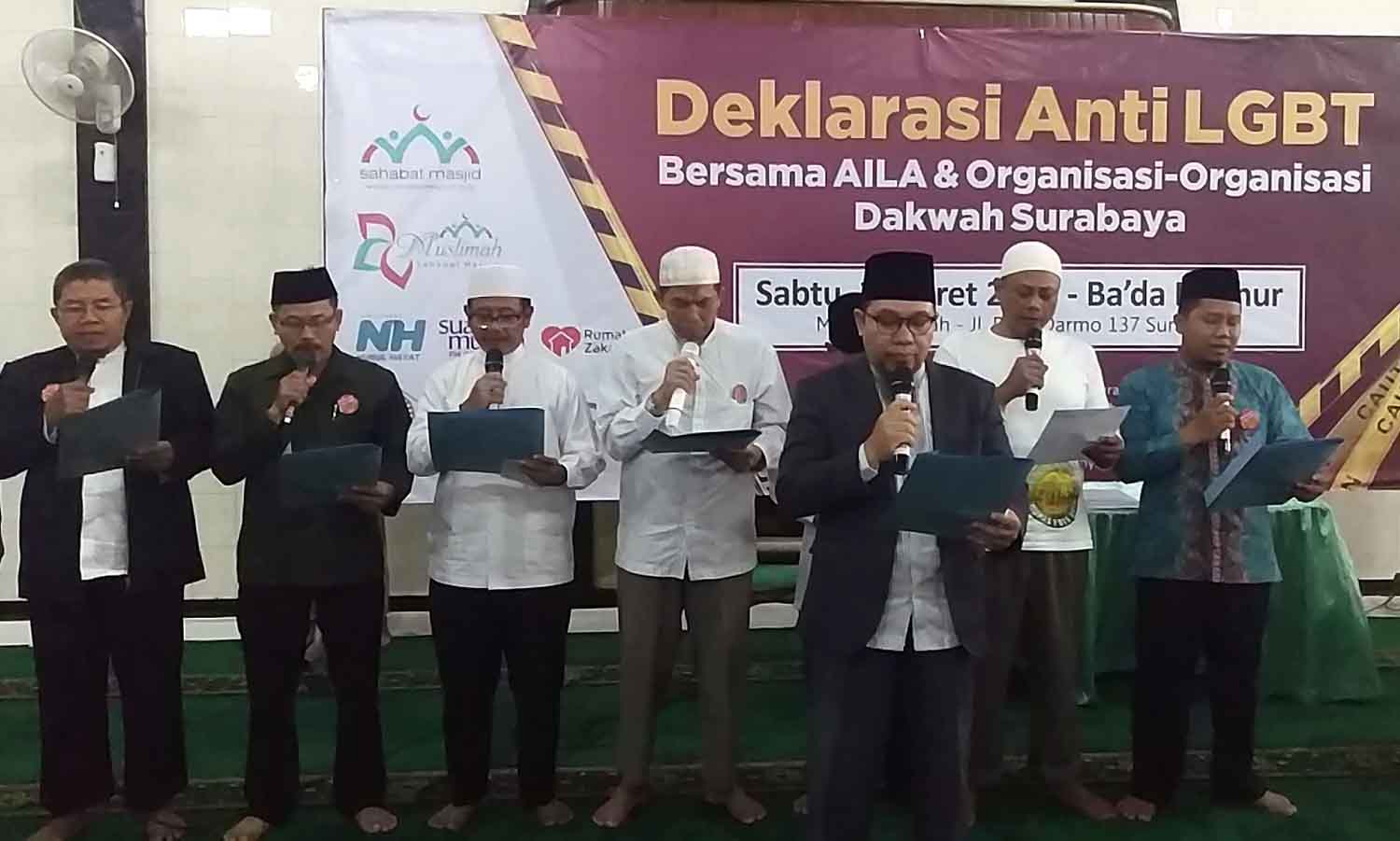 Peserta deklarasi anti LGBT sedang membacakan pernyataan sikap.