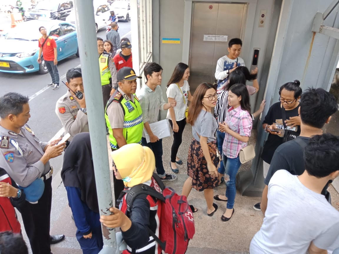 Proses evakuasi 5 orang yang terjebak di dalam lift JPO Basuki Rahmat Surabaya.

