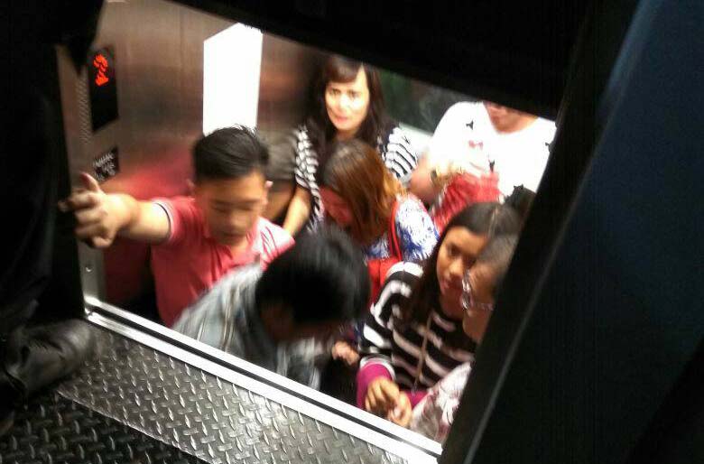 Video Evakuasi 9 Orang Terjebak Lift JPO Basra Surabaya