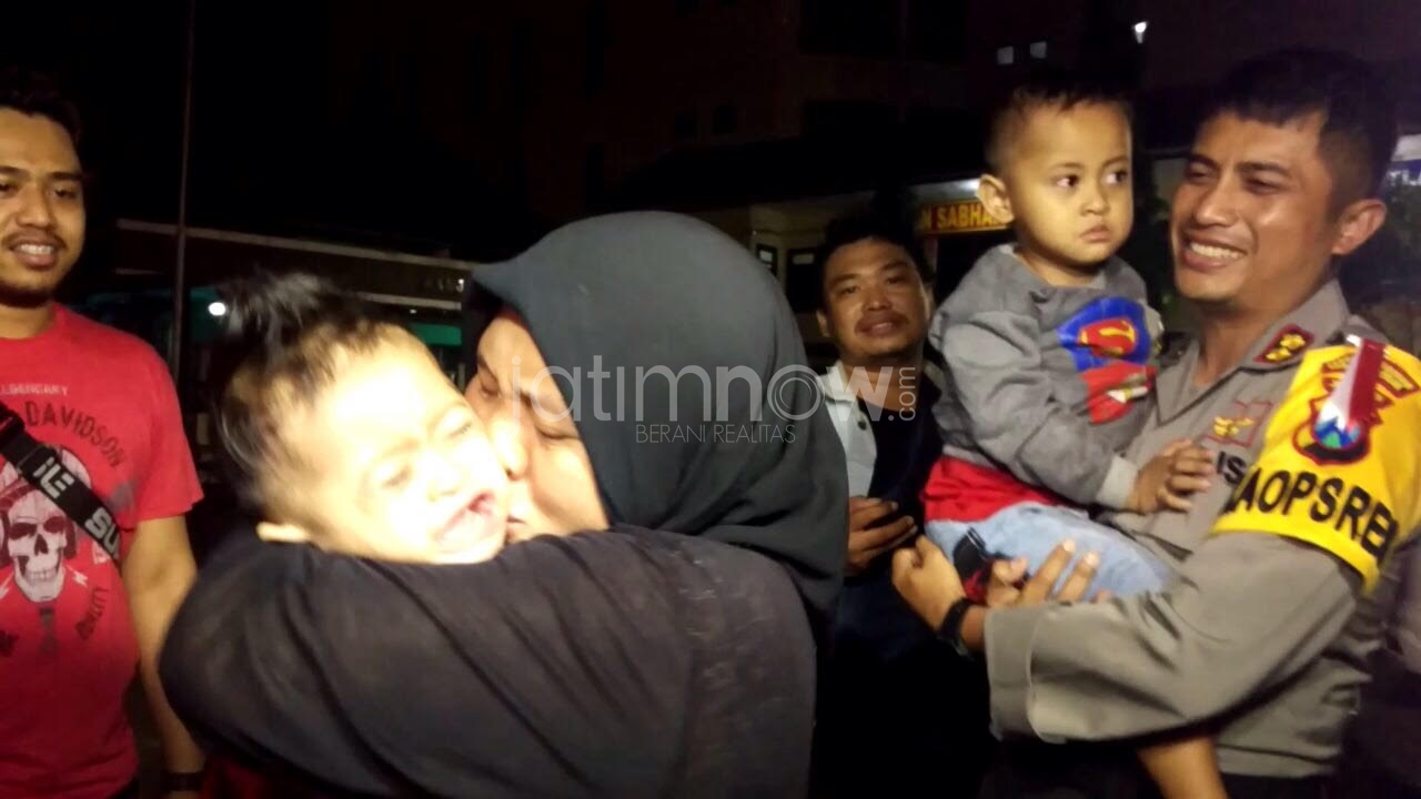 Nuraini terus menangis saat kembali bertemu dengan anaknya di Mapolres Pelabuhan Tanjung Perak Surabaya.